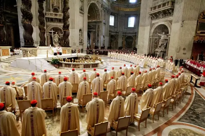 Como é escolhido um novo papa e quanto isso custa?