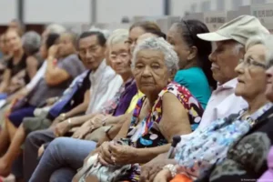 O envelhecimento também exige políticas públicas de longo prazo, que garantam moradia adequada, mobilidade urbana acessível e segurança para os idosos | Foto: Reprodução/DW