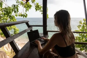 O nomadismo digital não é mais uma tendência passageira. Ele está se tornando parte estruturante de um mundo cada vez mais descentralizado e móvel | Foto: Reprodução/Canva
