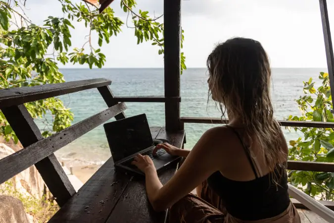 O nomadismo digital não é mais uma tendência passageira. Ele está se tornando parte estruturante de um mundo cada vez mais descentralizado e móvel | Foto: Reprodução/Canva