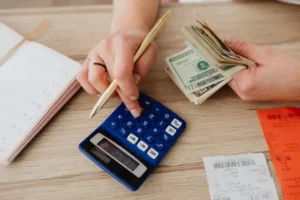Na vida financeira, assim como em outras áreas, há variáveis que não dependem de você — como crises econômicas ou políticas públicas | Foto: Reprodução/Canva