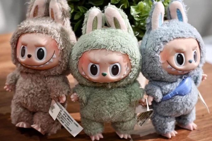Popular entre famosos, boneca Labubu faz ação de grupo chinês disparar 450%