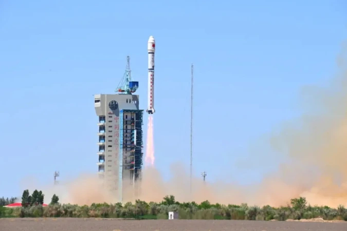 Tecnologia chinesa com satélite inteligente processando dados no espaço