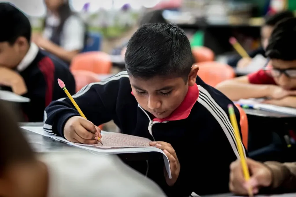 O futuro do país depende diretamente da educação oferecida hoje. Investir em políticas públicas eficazes e no engajamento da sociedade é fundamental para reverter os déficits educacionais | Foto: Reprodução/Canva
desigualdade