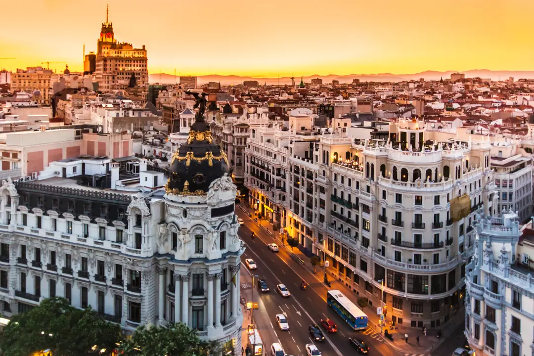 Madrid demonstra que é possível crescer de forma equilibrada, sustentável e inclusiva, servindo de exemplo para metrópoles em todo o mundo — inclusive no Brasil, onde cidades como Curitiba já seguem essa trilha | Foto: Reprodução/Canva