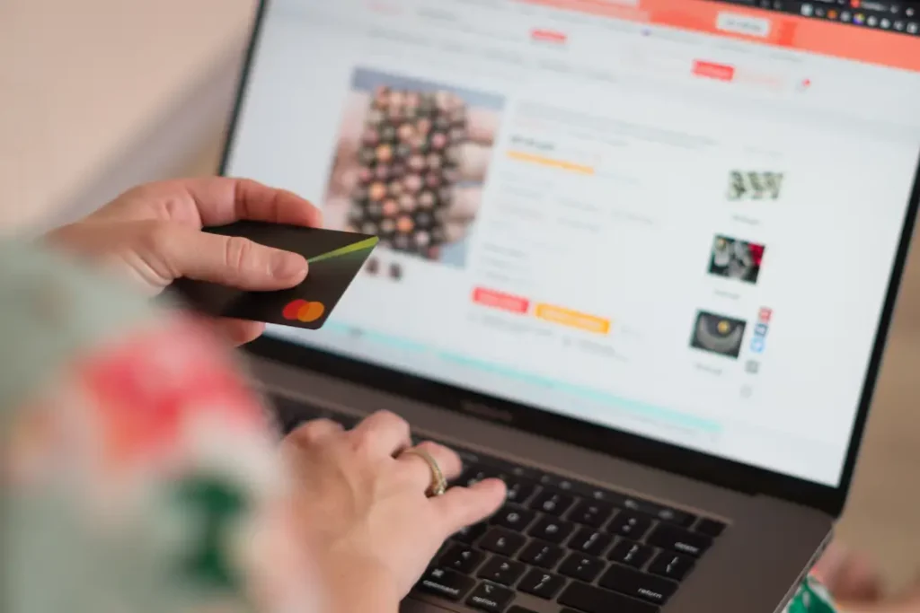 Apesar da alta carga tributária, os brasileiros continuam comprando do exterior — em especial itens de vestuário, eletrônicos, cosméticos e acessórios | Foto: Reprodução/Canva