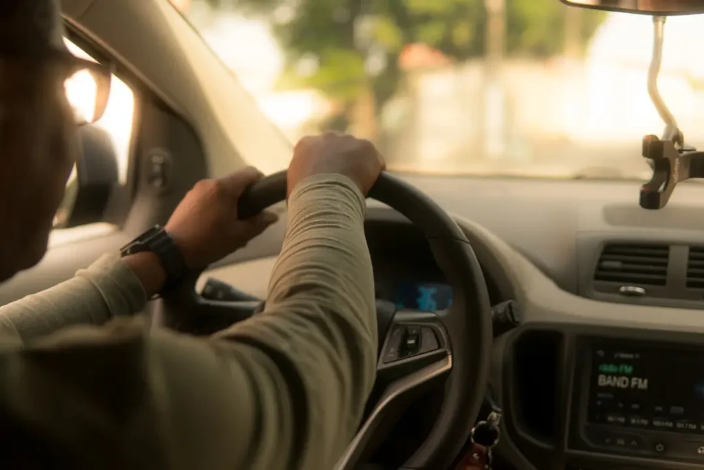 A adoção da gasolina E30 é uma mudança técnica com efeitos econômicos relevantes, especialmente para profissionais que dependem de veículos para sua renda, como motoristas de aplicativo | Foto: Reprodução/Canva