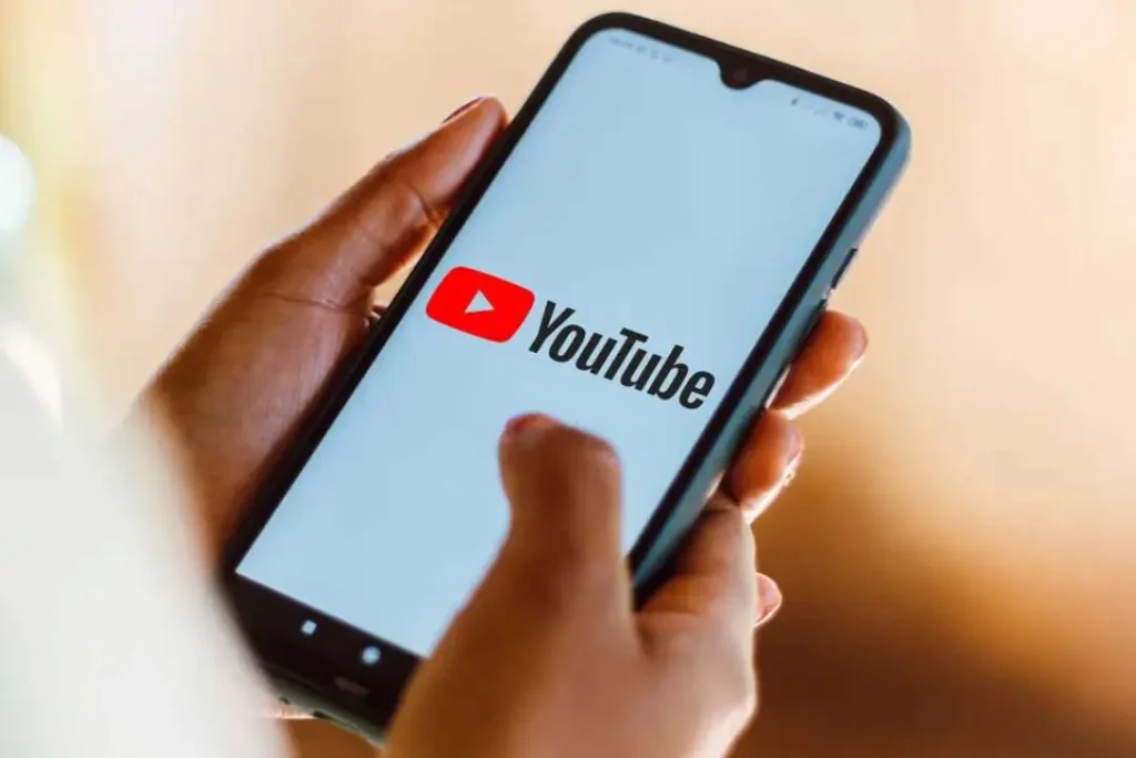 A celebração dos 20 anos do YouTube reforça que a plataforma deixou de ser apenas um canal de vídeos e se transformou em uma potência econômica, cultural e social no Brasil | Foto: Reprodução/Canva