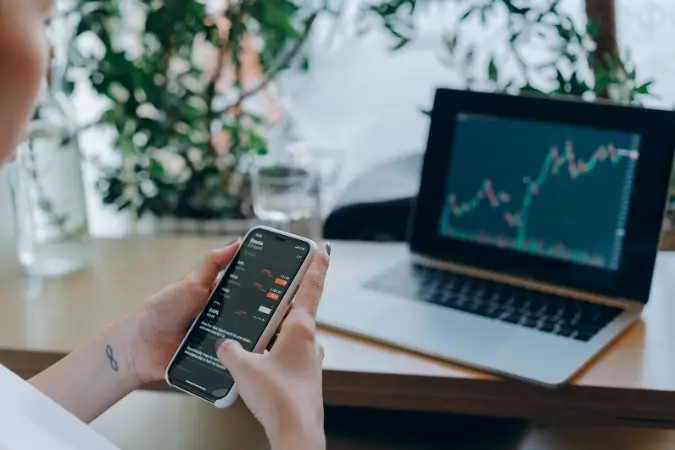 Fazer o dinheiro render mais mesmo com pouco para investir é perfeitamente possível. Com disciplina, informação e escolhas inteligentes, qualquer pessoa pode iniciar sua trajetória como investidor e colher bons frutos no futuro | Foto: Reprodução/Canva