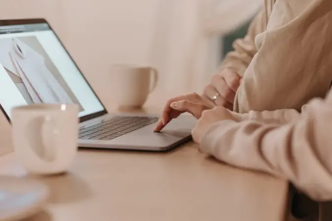 Empreender na área criativa envolve desafios, como a necessidade de aprendizado constante em temas que vão além da criação, como finanças, negociação e marketing | Foto: Reprodução/Canva

ideia