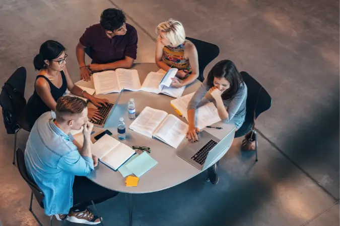 Especialistas apontam que a tendência é que o uso da IA nas universidades se intensifique, especialmente com a popularização de ferramentas de geração de conteúdo, como assistentes virtuais baseados em linguagem natural, e sistemas de avaliação automática | Foto: Reprodução/Canva