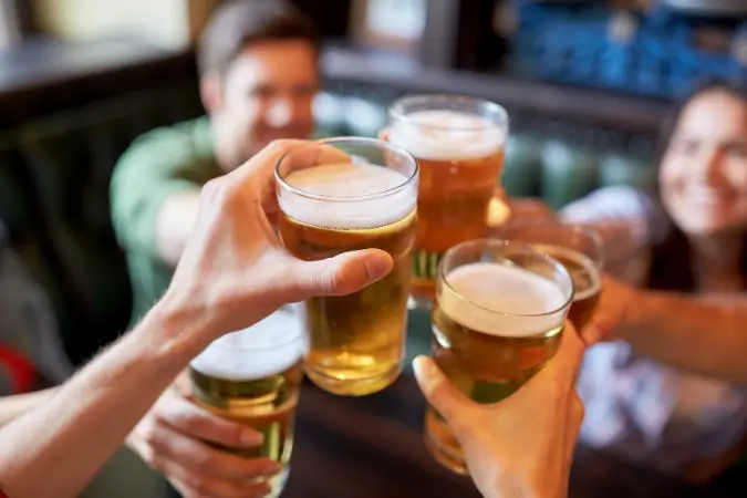O relatório da Zig evidencia não só o peso do consumo de bebidas no entretenimento ao vivo, mas também como o comportamento do público pode ditar as tendências e transformações do mercado | Foto: Reprodução/Canva