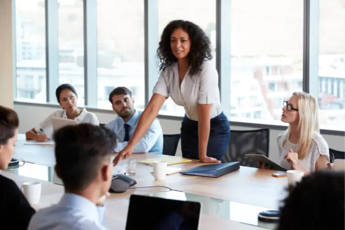 Para avançar em direção à paridade de gênero, especialistas reforçam a importância de ações estruturadas, metas transparentes, acompanhamento de resultados e envolvimento da alta liderança | Foto: Reprodução/Canva

empresas