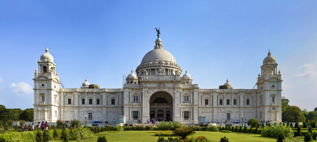 Kolkata: plano de ação climática com 60 medidas, como estações meteorológicas por bairro, zonas de ar limpo, abrigos e áreas sombreadas, além de políticas térmicas para AC entre 22‑24 °C | Foto: Reprodução/Wikimedia