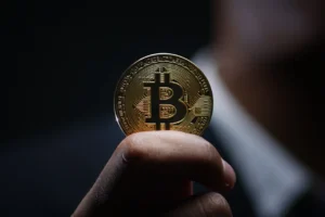 Com o avanço da adoção institucional e o cenário macroeconômico favorável, o bitcoin segue seu caminho como o ativo digital mais valioso do mundo, em uma trajetória que alia inovação, risco e especulação | Foto: Reprodução/Canva bitcoin
