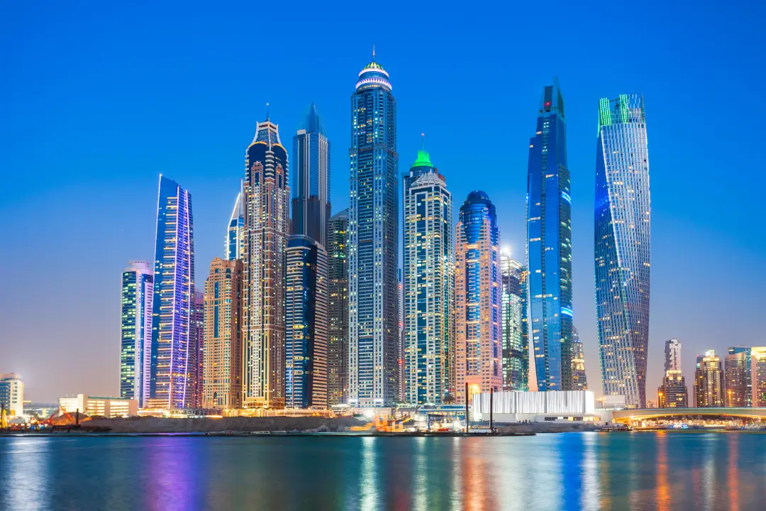 Embora o modelo de Dubai tenha características específicas, como recursos financeiros abundantes e governança centralizada, ele comprova que a sustentabilidade pode ser uma vantagem competitiva, capaz de gerar empregos, atrair investimentos e melhorar a qualidade de vida da população | Foto: Reprodução/Canva