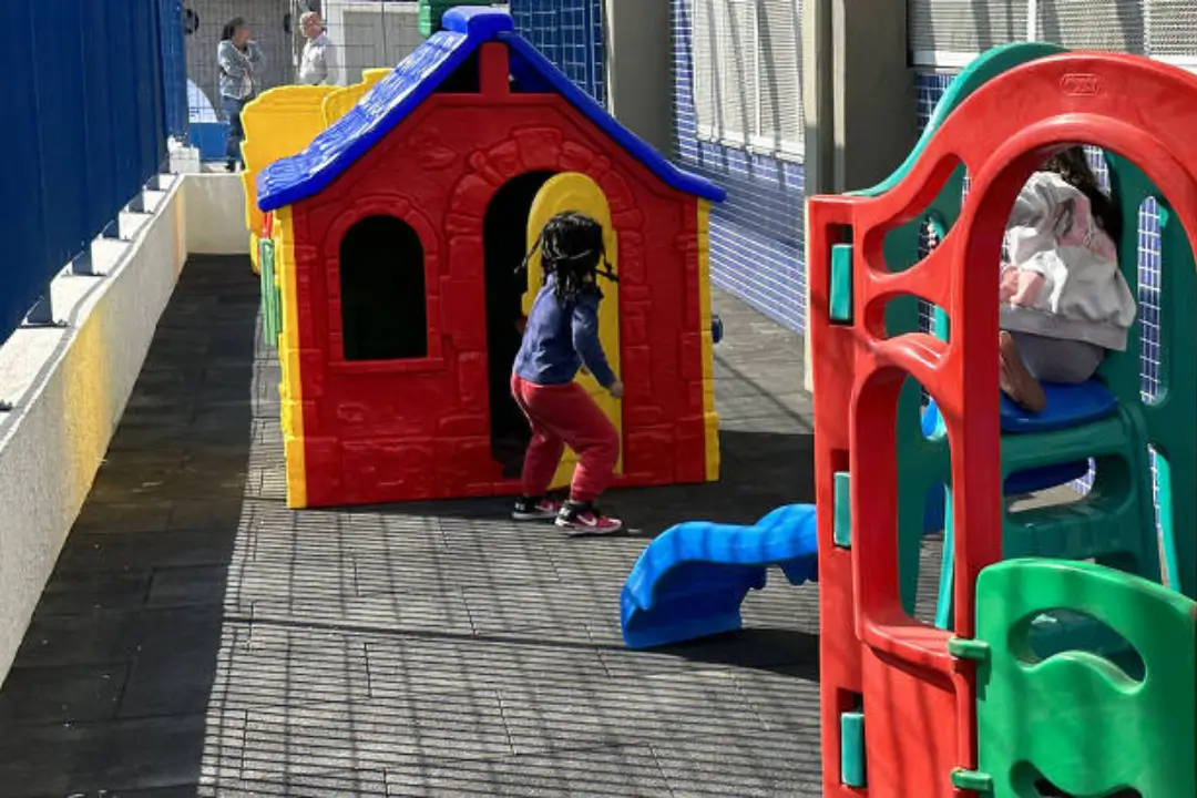 O investimento de R$ 2,5 bilhões em obras corresponde a cerca de 8% do orçamento total da Secretaria da Educação de São Paulo para o período, que gira em torno de R$ 31 bilhões anuais, segundo dados do Portal da Transparência do Governo do Estado | Foto: Reprodução/Folha de SP