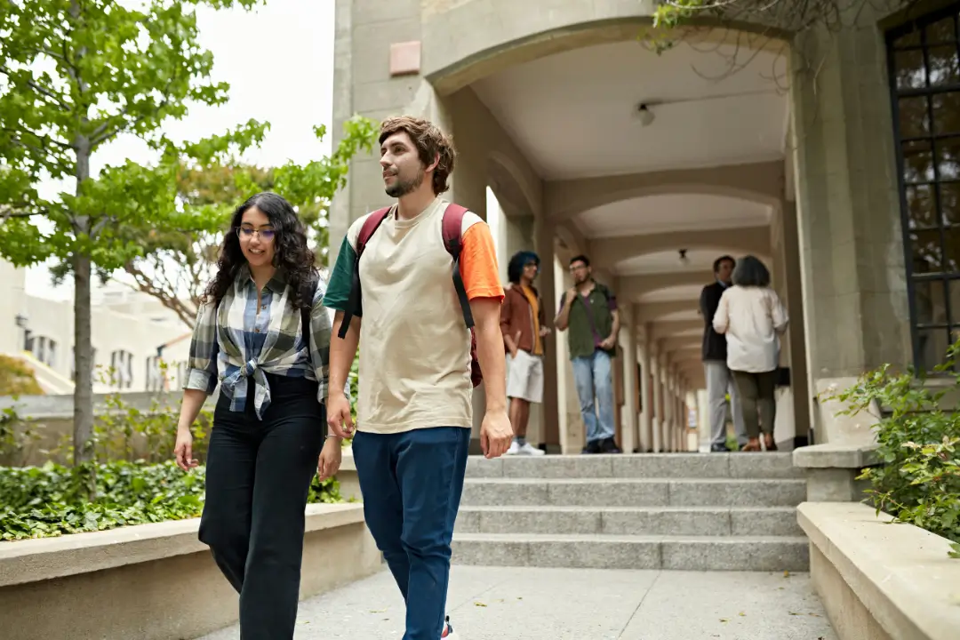 Guardar dinheiro para a faculdade dos filhos é algo que requer planejamento e quanto antes começar, é melhor | Foto: Reprodução/Canva