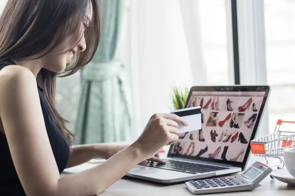 Com mais da metade dos brasileiros já utilizando redes sociais para fazer compras, o social commerce deixou de ser uma tendência futura para se tornar uma prática consolidada | Foto: Reprodução/Canva