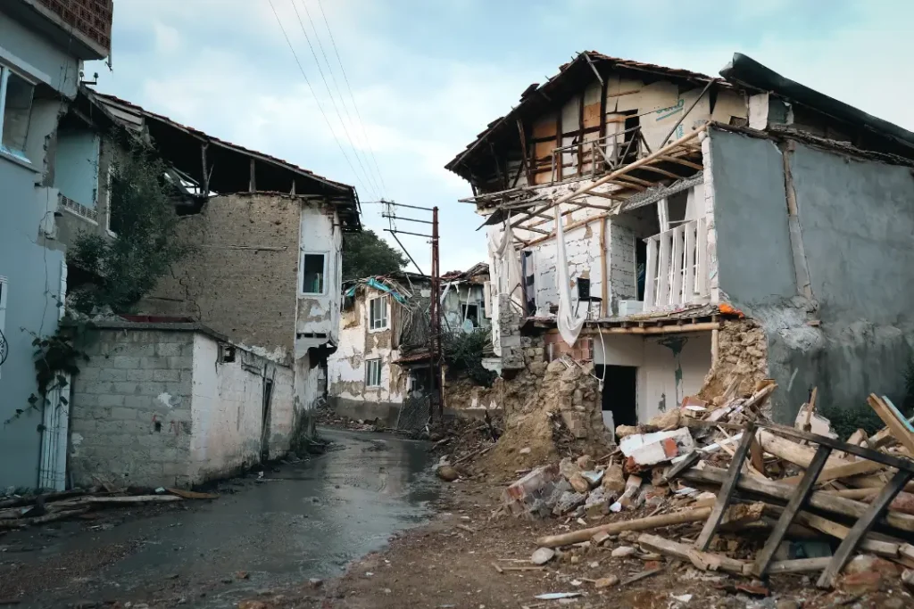 Com as tempestades e incêndios se tornando mais frequentes, cresce a pressão por políticas públicas que mitiguem os efeitos das mudanças climáticas e incentivem a adaptação da infraestrutura urbana | Foto: Reprodução/Canva desastres