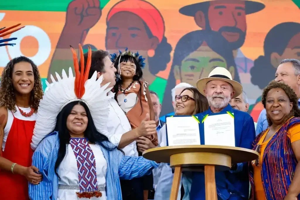  A medida feita pelo Governo tem foco objetivo fortalecer a autonomia e o etnodesenvolvimento das comunidades quilombolas | Foto: Reprodução/Ricardo Stuckert/PR
