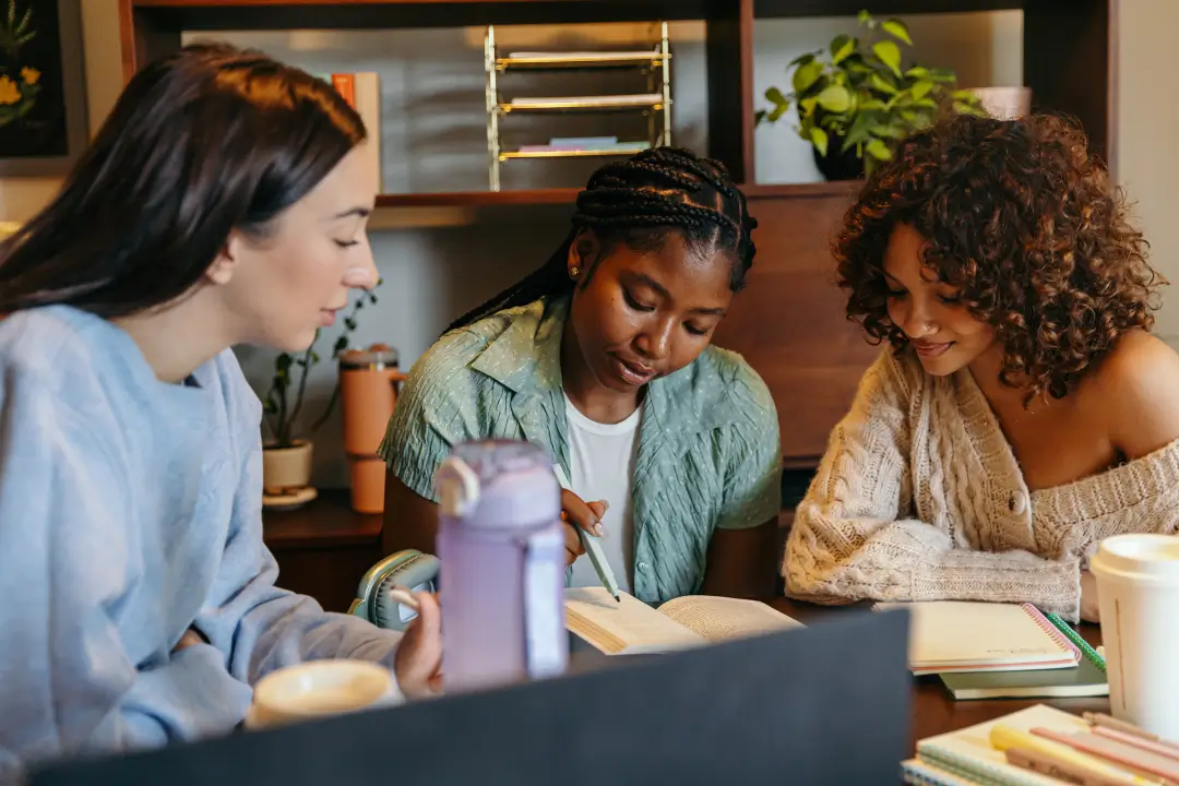 Mulheres representam 60% dos inscritos no Enem 2025; maioria busca acesso ao ensino superior e supera os homens em todas as faixas etárias de participação | Foto: Reprodução/Canva