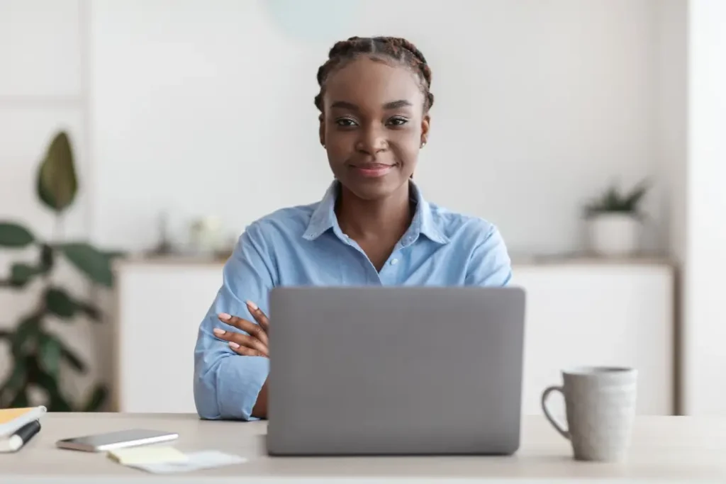 Ter uma mentalidade empreendedora não significa largar tudo e abrir uma empresa amanhã. Significa viver com mais intenção, assumir as rédeas da própria trajetória e fazer escolhas alinhadas com seus valores e objetivos | Foto: Reprodução/Canva