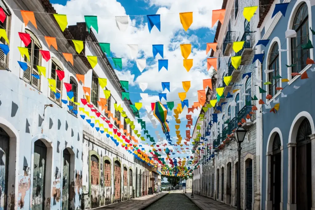 Com o resultado histórico no primeiro semestre, o Brasil reafirma seu potencial como destino turístico de destaque no cenário internacional | Foto: Reprodução/Canva