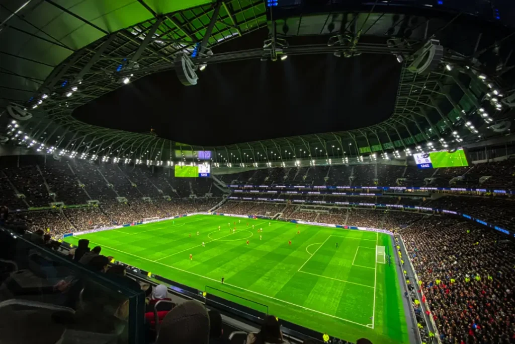 O futebol é parte central da vida de milhões de brasileiros e move uma grande fatia do orçamento familiar | Foto: Reprodução/Canva