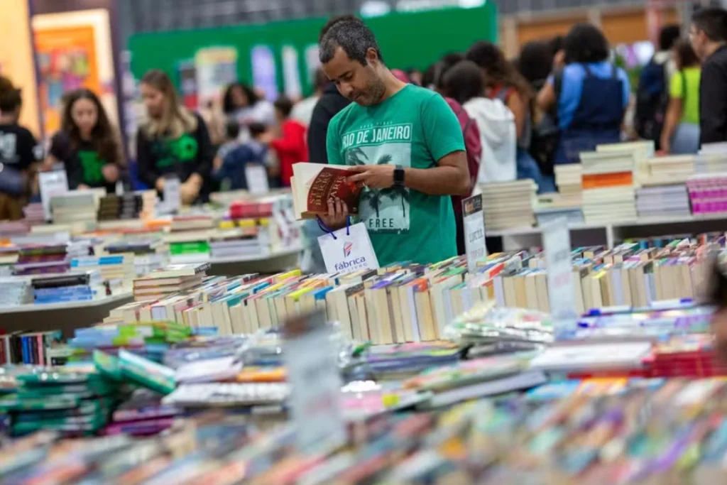 Público na Bienal do Livro Rio 2025 movimentando a economia