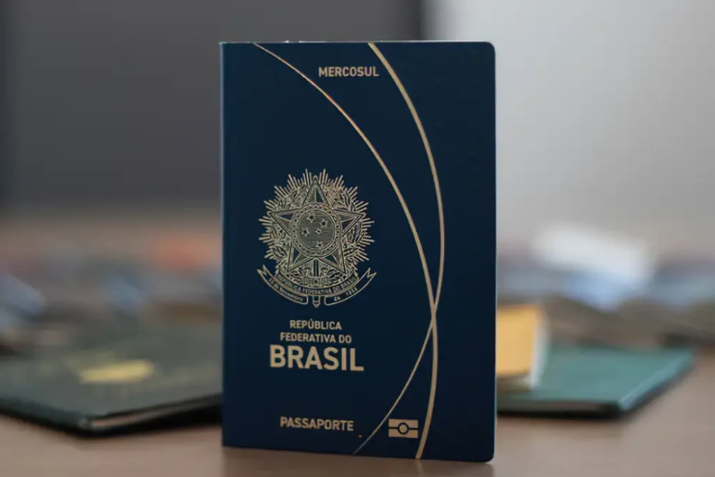 Passaporte brasileiro em destaque com carimbos de viagens