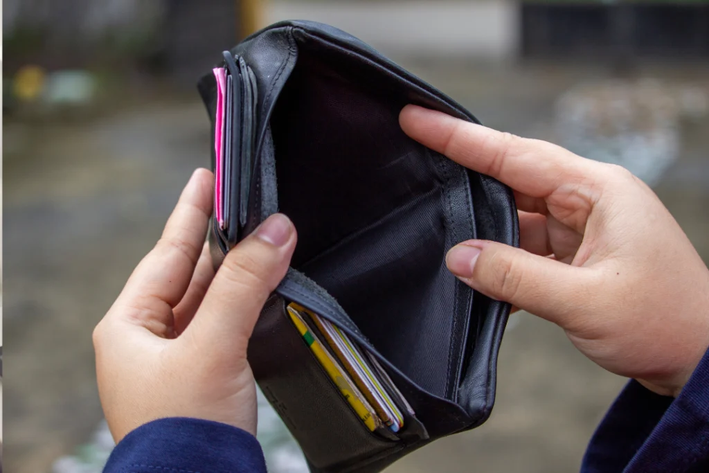 Brasileiros com renda comprometida em dívidas e contas