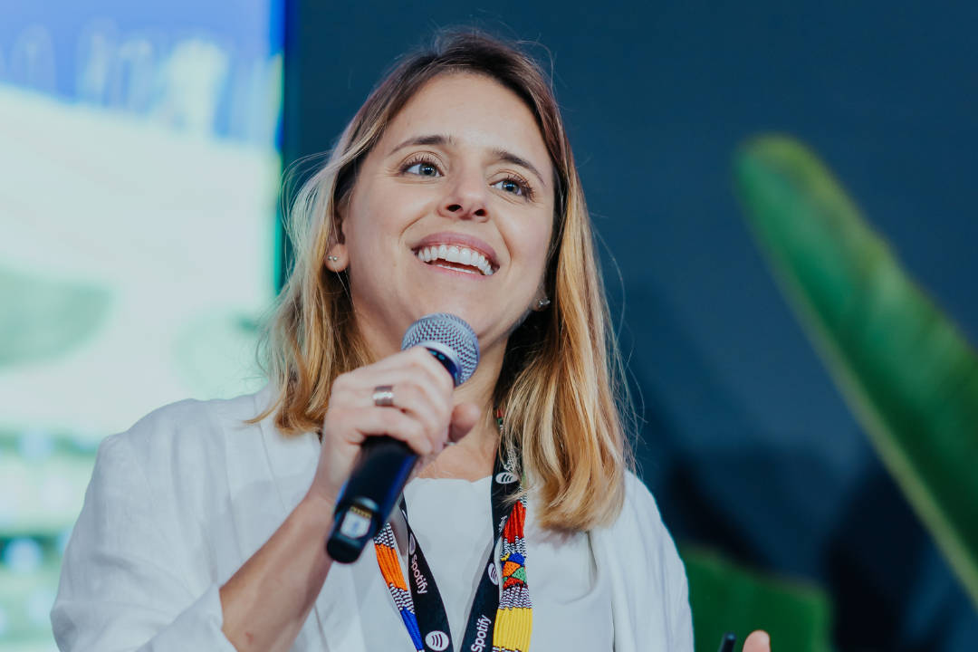 “Sucesso hoje é menos sobre viralizar e mais sobre conexão”, reflete Carolina Alzuguir, diretora de música do Spotify Brasil
