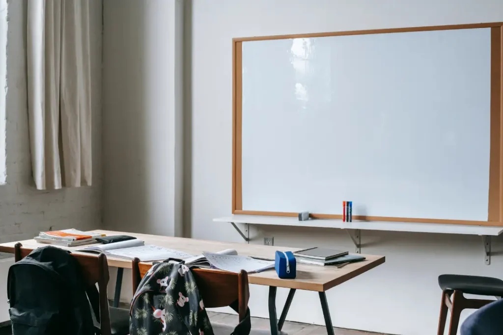 Nova resolução estabelece jornada mínima de 35 horas semanais para escolas em tempo integral em todo o país | Foto: Reprodução/Canva