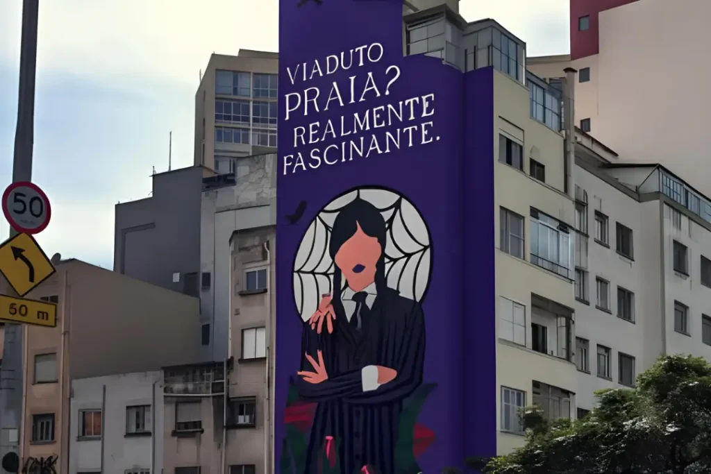 Painel da personagem Wandinha, visível do Minhocão, em São Paulo, motivou multa de R$ 190 mil ao condomínio por violar a Lei Cidade Limpa | Foto: Reprodução/Netflix