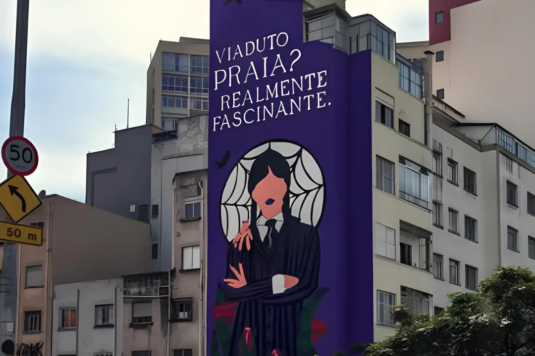 Painel de “Wandinha” rende multa de R$ 190 mil a prédio no centro de São Paulo