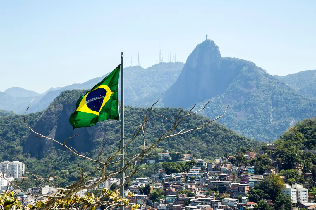 Estudo mostra que violência armada no Rio de Janeiro compromete a aprendizagem em língua portuguesa e matemática de alunos do ensino fundamental, com perdas significativas na escala do Saeb | Foto: Reprodução/Canva