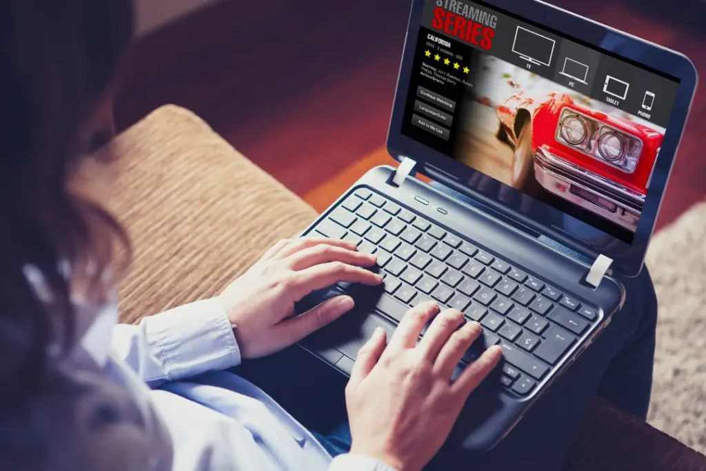 Consumidores podem economizar até R$ 700 por ano ao gerenciar assinaturas de streaming, segundo pesquisa de 2025 | Foto: Reprodução/Canva