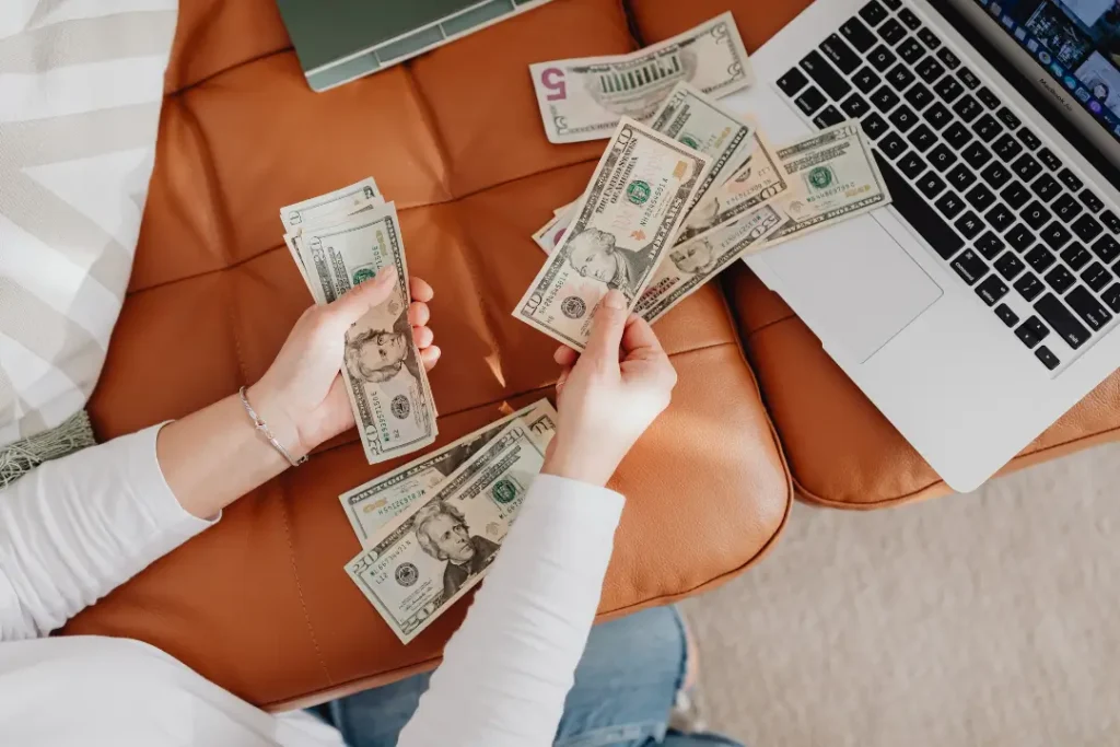 Dólar em queda: moeda norte-americana chegou a R$ 5,44 em agosto de 2025, o menor valor em mais de um ano | Foto: Reprodução/Canva
