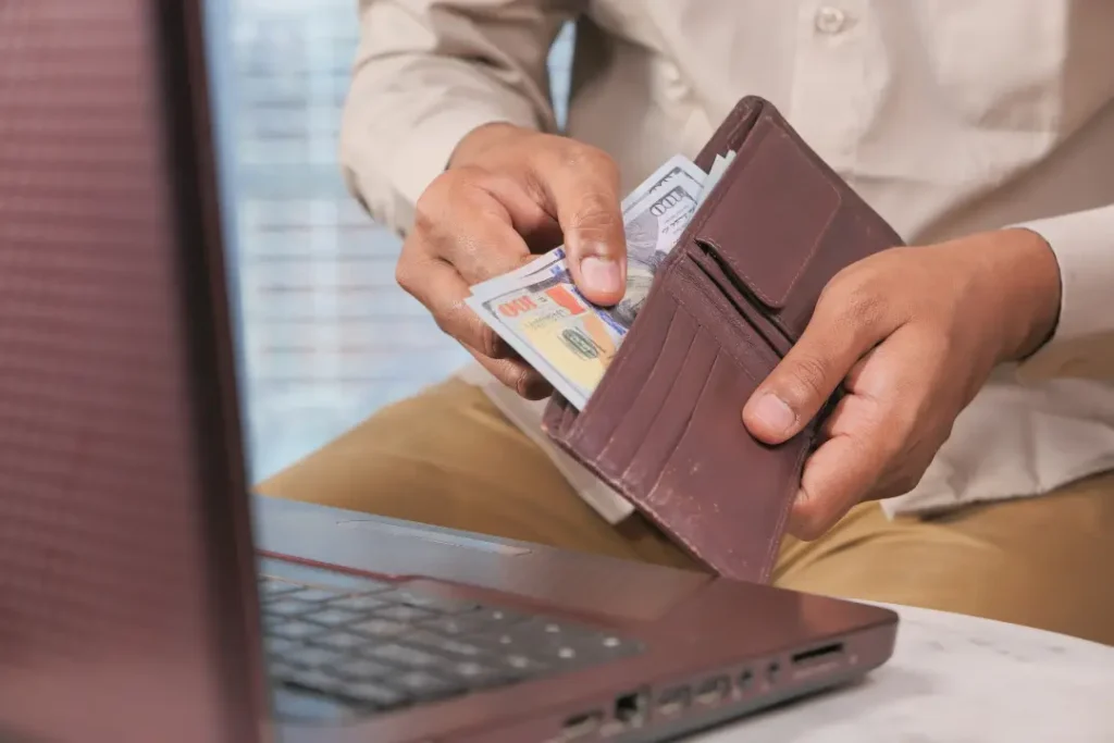 Com dólar a R$ 5,47, especialistas orientam compras graduais e uso de cartões digitais para reduzir custos em viagens internacionais | Foto: Reprodução/Canva