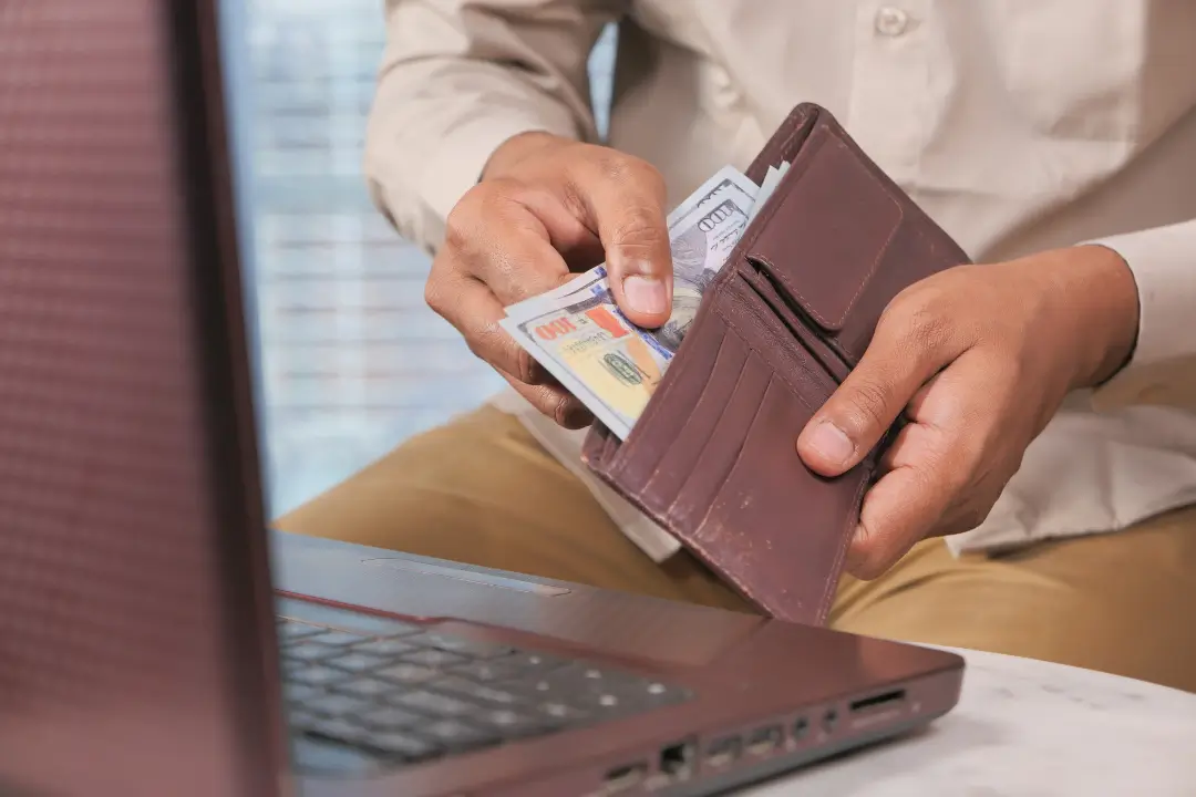 Dólar a R$ 5,47: é o momento de comprar agora para usar nas férias?