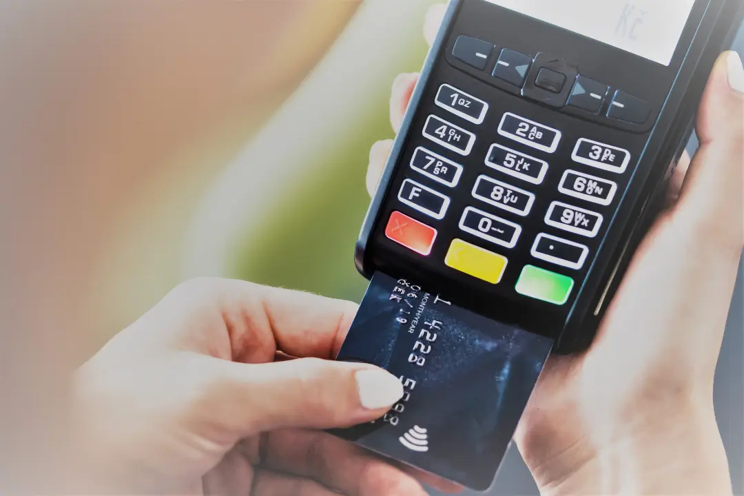Cartão pagando cartão: 5 alertas para suas finanças