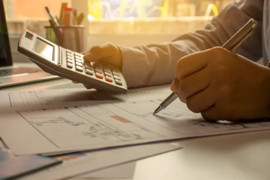 Cresce a oferta de cursos de educação financeira no Brasil, tanto gratuitos quanto pagos | Foto: Reprodução/Canva