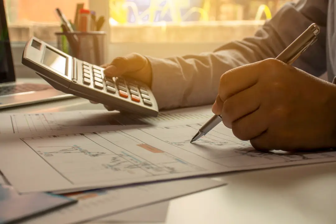 Cresce a oferta de cursos de educação financeira no Brasil, tanto gratuitos quanto pagos | Foto: Reprodução/Canva