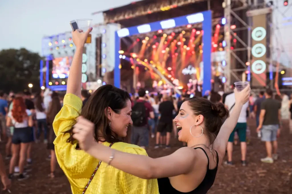 Eventos musicais como o The Town movimentam bilhões na economia brasileira, gerando empregos, tributos e impacto direto no turismo e nos serviços | Foto: Reprodução/Canva
