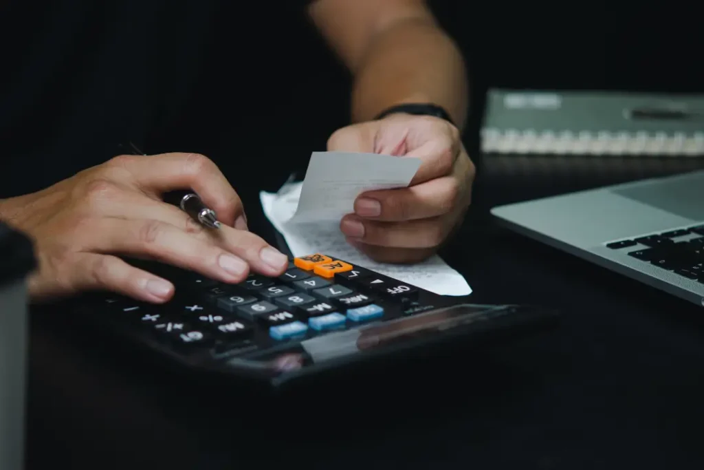 Mais da metade dos trabalhadores brasileiros não consegue manter o salário até o fim do mês, segundo pesquisa da Serasa Experian | Foto: Reprodução/Canva