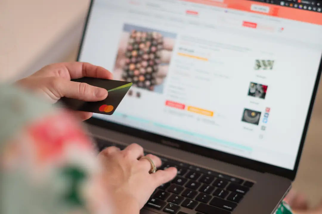 Shopee lidera compras online nas favelas do Brasil, aponta estudo