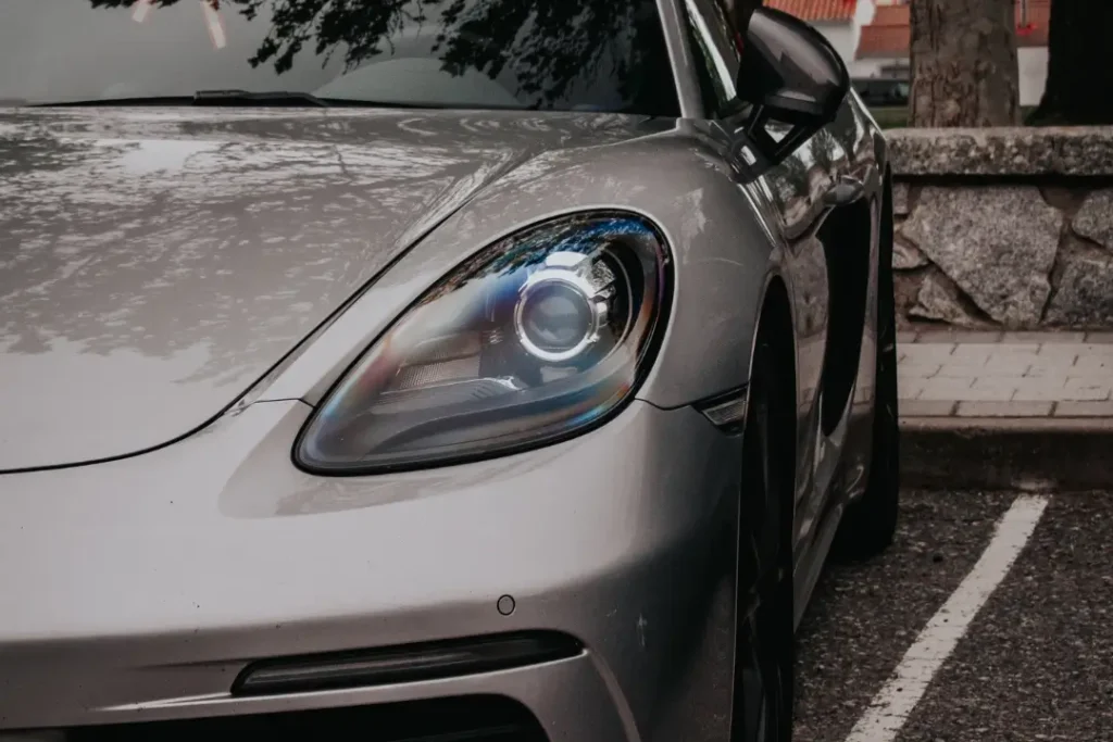 Porsche lidera como marca de luxo mais valiosa em 2025 (~R$ 215 bilhões), seguida de Chanel, Louis Vuitton e Hermès, conforme ranking da Brand Finance | Foto: Reprodução/Canva