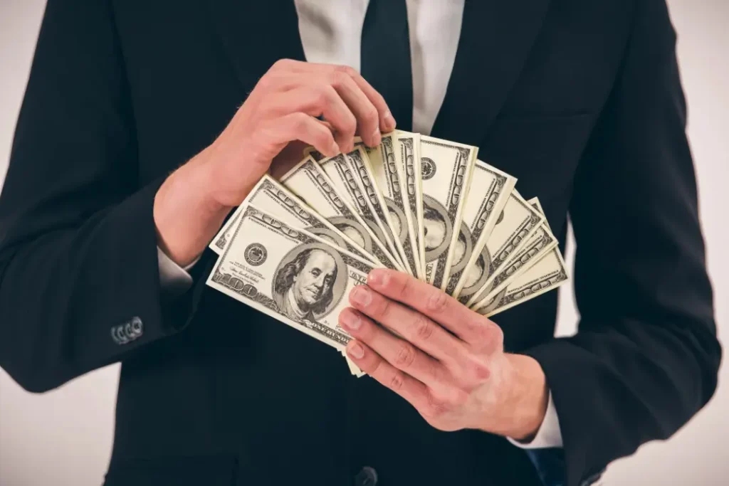 Entre heranças e ascensões corporativas, 31 brasileiros conquistaram o status de bilionários pela primeira vez em 2025, segundo a Forbes | Foto: Reprodução/Canva