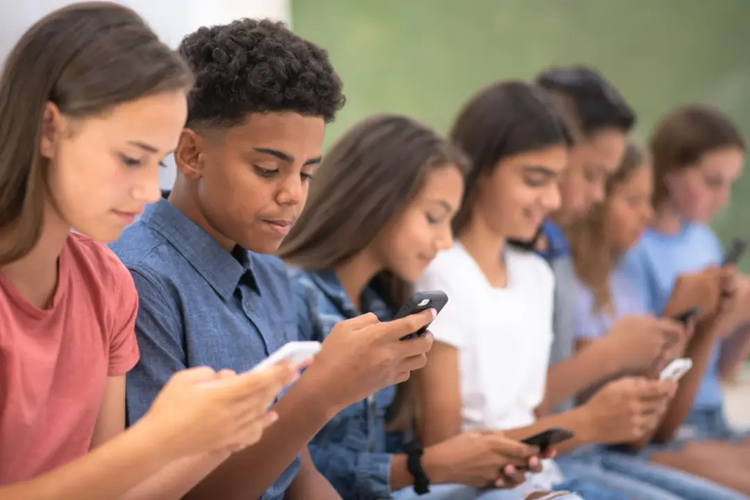 Restrição ao uso de celulares em escolas busca melhorar a atenção dos alunos e reduzir impactos da hiperconectividade no aprendizado | Foto: Reprodução/Canva